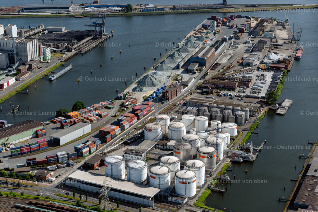4030138 | BREMEN 01.06.2020 Mineralöl - Hochtanklager der HGM Energy GmbH an der Windhukstraße im Ortsteil Industriehäfen in Bremen, Deutschland. Weiterführende Informationen bei: HGM Energy GmbH. // Mineral oil - tank of HGM Energy GmbH on street Windhukstrasse in the district Industriehaefen in Bremen, Germany. Further information at: HGM Energy GmbH. Foto: Gerhard Launer