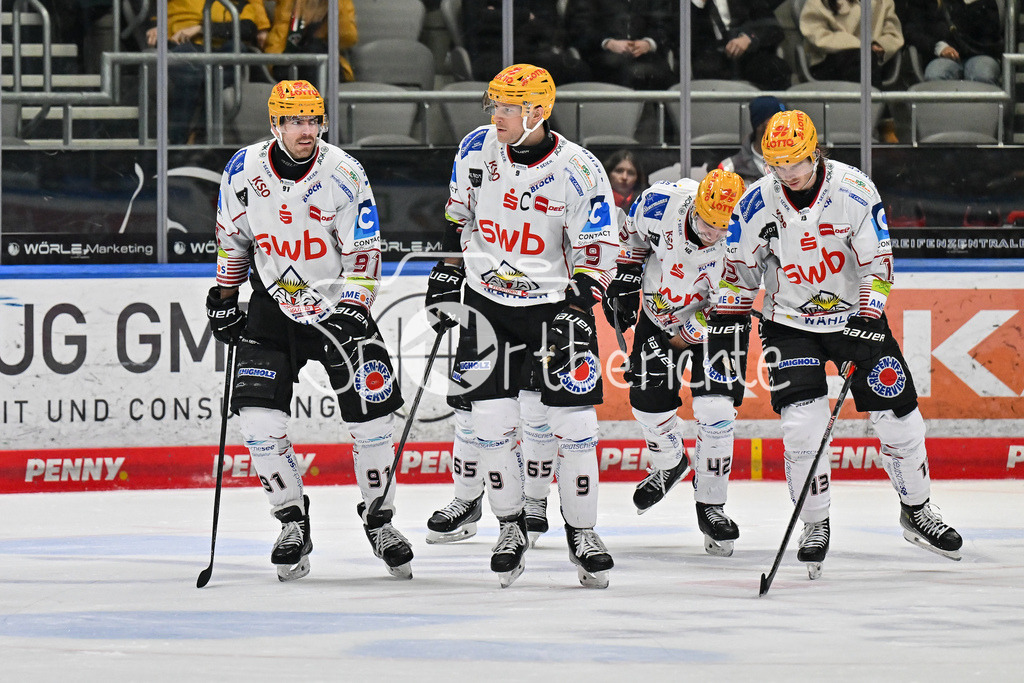 Augsburger Panther - Fischtown Pinguins | Die Gaeste freuen sich ueber den Treffer zum 1-6 durch Matthwe ABT (Fischtwon Pinguins 42) / Freude / Happy / Tor / Torschuetze / DEL: Augsburger Panther - Fischtown Pinguins, Curt Frenzel Stadion am 08.01.2025