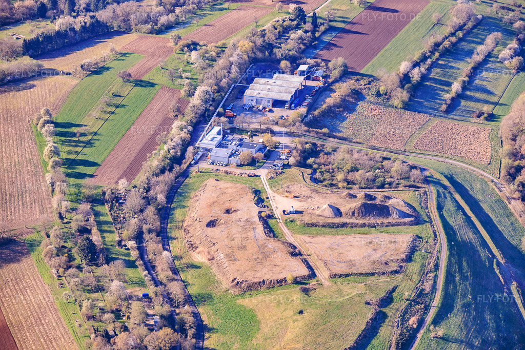 Luftbild: Stillgelegte Mülldeponie Ost im Ortsteil Durlach in Karlsruhe im Bundesland Baden-Württemberg in Deutschland. Foto: IMG_154103.jpg vom 02.04.2026 durch Werner Riehm/FLY-FOTO.deAuflösung des Originals: 6000 x 4000 pxTeam Sauberes Karlsruhe: Das Team Sauberes Karlsruhe