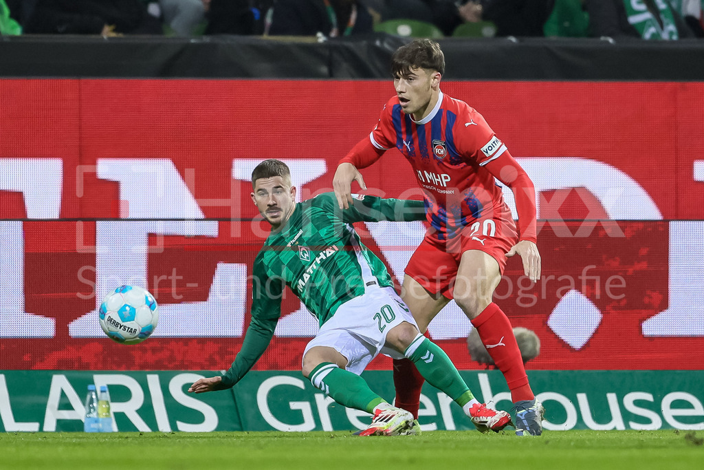 Fussball, Bundesliga, SV Werder Bremen - 1. FC Heidenheim | v.li.: Romano Schmid (SV Werder Bremen, 20) und Luca Kerber (1. FC Heidenheim, 20) im Zweikampf, Duell, Dynamik, Aktion, Action, Spielszene, DIE DFL-RICHTLINIEN UNTERSAGEN JEGLICHE NUTZUNG VON FOTOS ALS SEQUENZBILDER UND/ODER VIDEOÄHNLICHE FOTOSTRECKEN. DFL REGULATIONS PROHIBIT ANY USE OF PHOTOGRAPHS AS IMAGE SEQUENCES AND/OR QUASI-VIDEO.