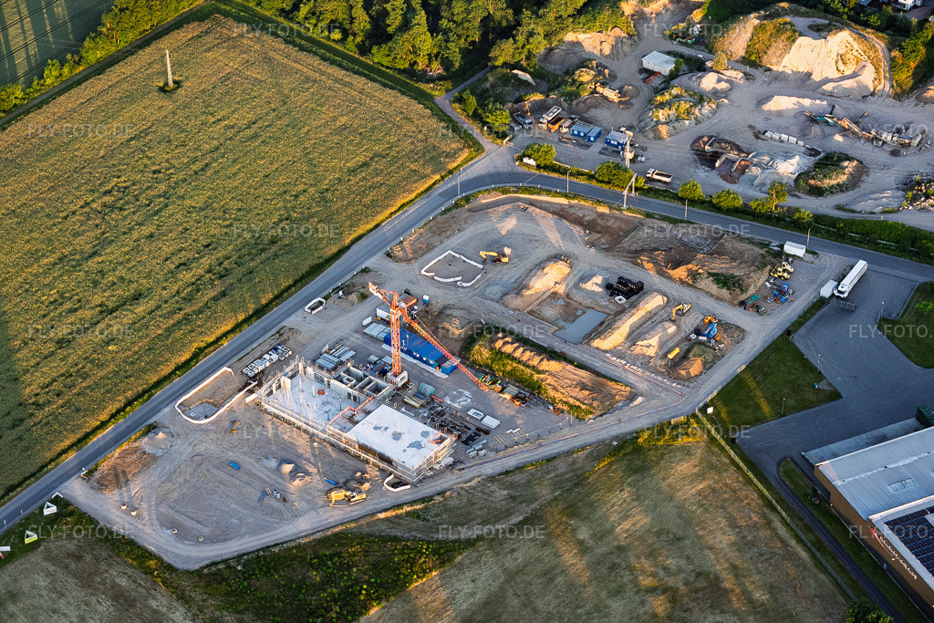 Luftbild: Baugstelle des neuen Campus von X2E für Verwaltungs- und Produktionsgebäude in Rohrbach im Bundesland Rheinland-Pfalz in Deutschland. – Foto: IMG_157795.jpg vom 18.06.2026 durch Werner Riehm/FLY-FOTO.de – Auflösung des Originals: 5813 x 3875 px – X2E GmbH | Automotive Data Logging Solutions