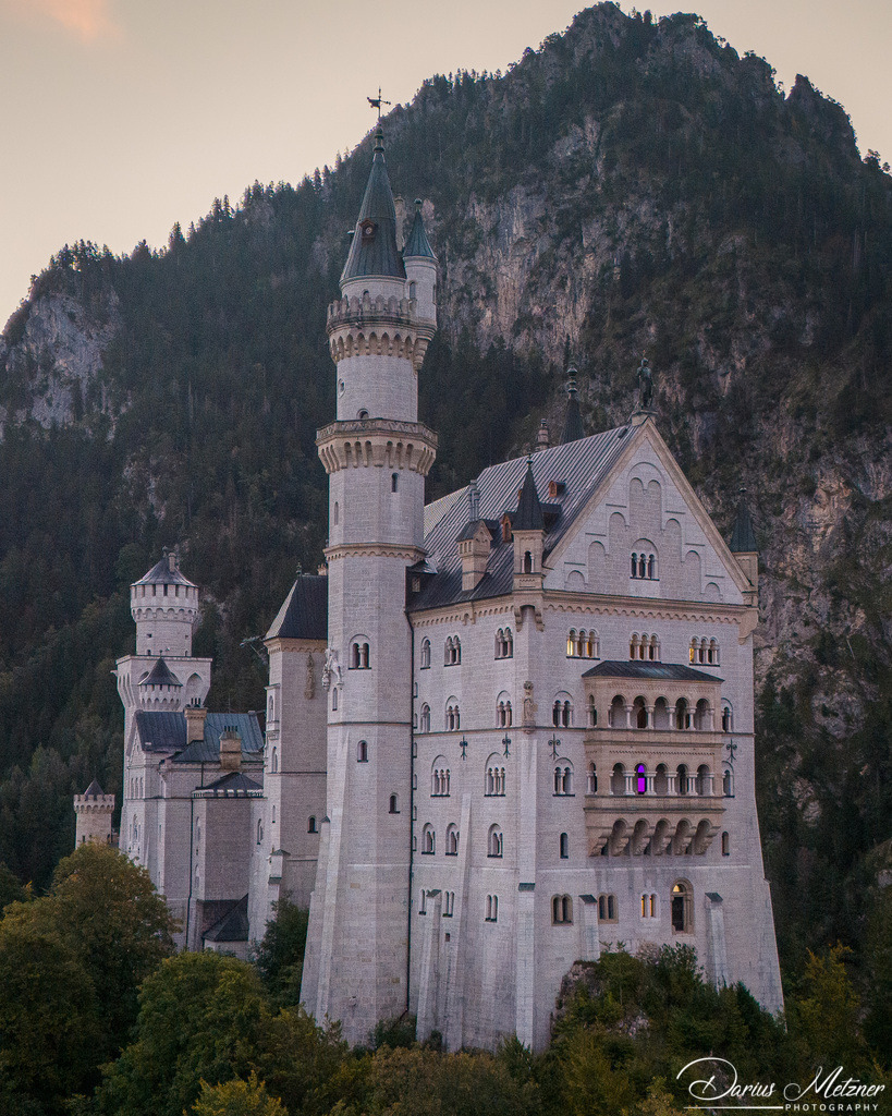 Das Schloss Neuschwanstein | Das Schloss Neuschwanstein steht oberhalb von Hohenschwangau bei Füssen im südöstlichen bayerischen Allgäu