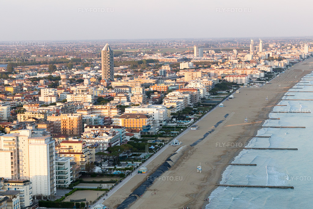 Vue aérienne: Vue de la ville à Jesolo dans le département Vénétie, Italie – .Photo: IMG_098325.jpg prise le 03/04/2017 par Werner Riehm/FLY-FOTO.eu – Résolution de l'original: 5472 x 3648 px