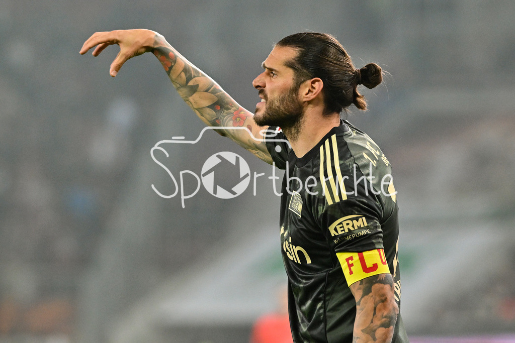 FC Augsburg - 1. FC Union Berlin | AUGSBURG, GERMANY - 15. JANUARY: im Bild Christopher TRIMMEL (1. FC Union Berlin 28) / Einzelfoto / Freisteller während dem Bundesligamatch zwischen dem FC Augsburg und dem 1. FC Union Berlin am 17. Spieltag in der WWK-Arena / DFL REGULATIONS PROHIBIT ANY USE OF PHOTOGRAPHS AS IMAGE SEQUENCES AND/OR QUASI-VIDEO