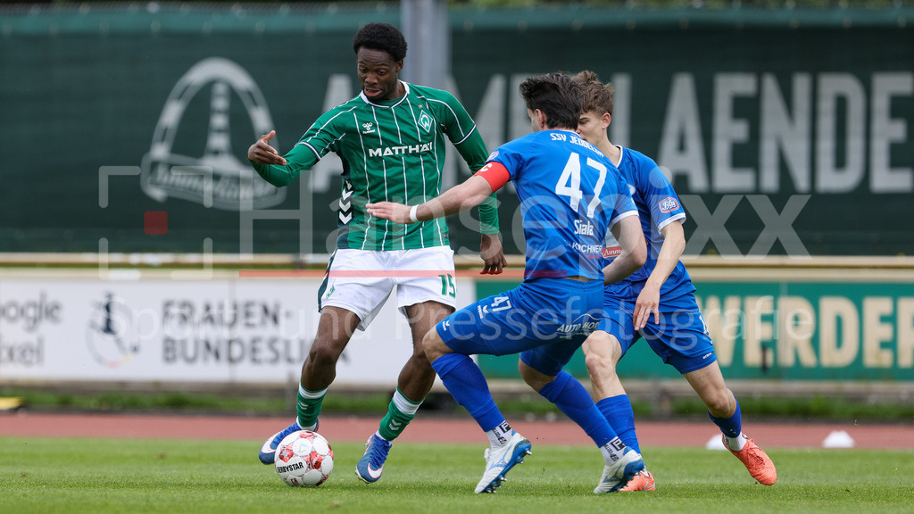 Fussball, Regionalliga Nord, SV Werder Bremen II - SSV Jeddeloh | v.li.: Joel Imasuen (SV Werder Bremen II, 15), Gazi Siala (SSV Jeddeloh, 47) und Hugo Brandes (SSV Jeddeloh, 15) im Zweikampf, Duell, Dynamik, Aktion, Action, Spielszene