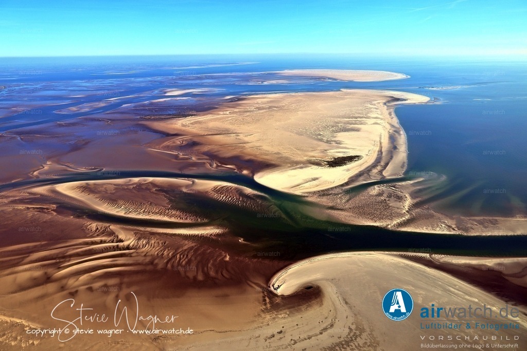 Luftbilder Sandbänke Norderoogsand, Japsand, Süderoogsand | Die Betreuung des Schutzgebietes erfolgt durch den Verein Jordsand und den Vogelwart auf Norderoog, wobei die Familie Hellmann von Pellworm im Auftrag des Nationalparkamtes eine Sondergenehmigung für geführte Ausflüge besitzt. Diese Touren sind limitiert und finden auf genehmigten Korridoren statt.