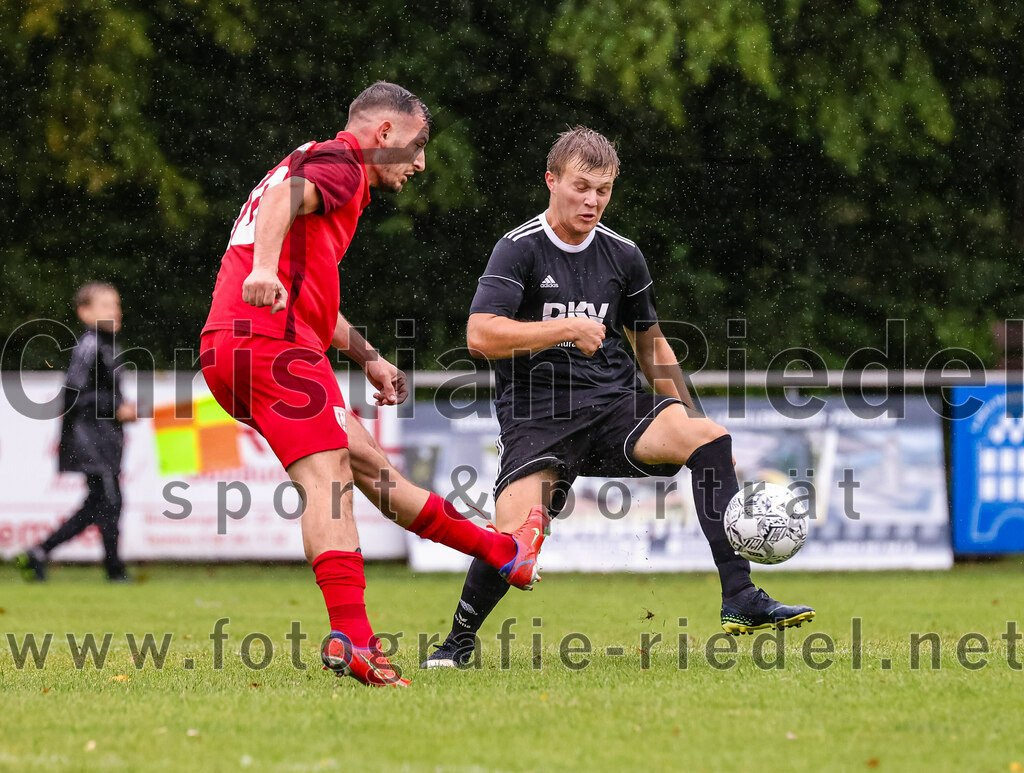 2023-08-27_068_TSV_Steinhoering_gegen_FC_Ebersberg | Steinhöring, Deutschland, 27.08.2023:
Fußball, Kreisklasse 2023 / 2024, 2. Spieltag, TSV Steinhöring gegen FC Ebersberg, Endergebnis: 2:0

Riza Terzija (FC Ebersberg, #10), Benedikt Redl (TSV Steinhöring, #8)

Foto: Christian Riedel / fotografie-riedel.net