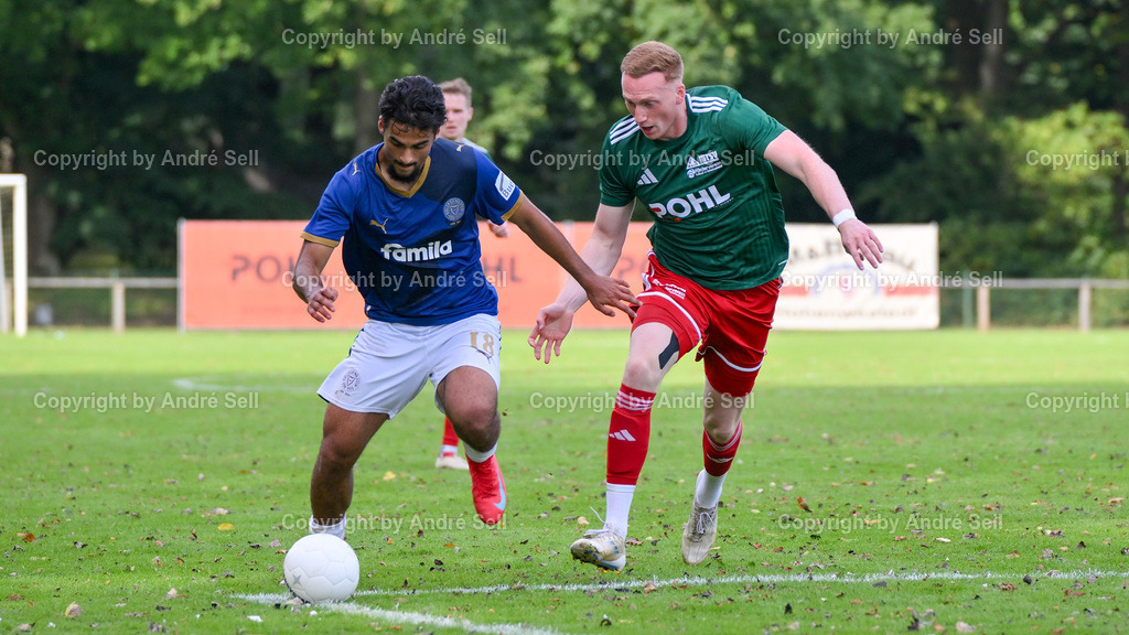 MTSV Hohenwestedt vs Holstein Kiel II | Torben Hendrischke (MTSV #18) vs Gustav Karimi (Holstein #29) / Fußball-Oberliga Männer 2025/2026 / MTSV Hohenwestedt vs Holstein Kiel II / Sportplatz Wilhelmhöh / Hohenwestedt / 20.09.25 - Realisiert mit Pictrs.com
