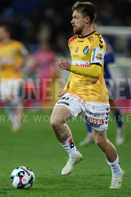 TSV Egger Glas Hartberg vs SV Oberbank Ried – Austrian Bundesliga Match | The image shows Philipp Pomer (Ried) run with the ball, at the Bundesliga match TSV Hartberg vs SV Ried at Profertil Arena Hartberg. 22.11.2025