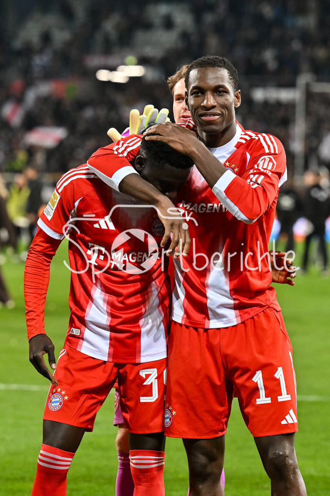 FC St. Pauli - FC Bayern München | ST. PAULI, DEUTSCHLAND - 11. APRIL: die Spieler der Bayern feiern zusammen mit Fans den Auswärssieg in Hamburg nach dem Bundesligamatch zwischen dem FC St. Pauli und dem FC Bayern München am 29. Spieltag im Millerntor Stadion / DFL REGULATIONS PROHIBIT ANY USE OF PHOTOGRAPHS AS IMAGE SEQUENCES AND/OR QUASI-VIDEO / Bara NDIAYE (FC Bayer Munich 39) / Nicolas JACKSON (FC Bayern Munich 11)