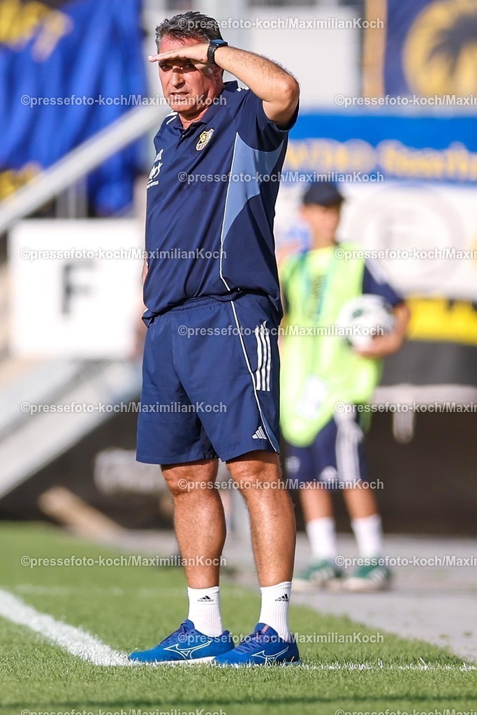 DFB15082501034 | 15.08.2025, Fußball, DFB-Pokal, 1. FC Saarbrücken - 1.FC Magdeburg, Ludwigsparkstadion, Saison 2025 2026: Cheftrainer Alois Schwartz(1FC Saarbruecken #hc)   DFB regulations prohibit any use of photographs as image sequences and or quasi-video.