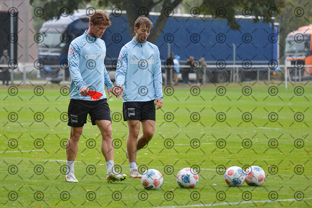 RGE_6363b | Hertha BSC, 2.Bundesliga, Herren, Saison 2025/26, Training, 07.10.2025, v.l. Sebastian Groenning (Hertha BSC) Tim Hoffmann (Hertha BSC),  Fotograf:  Ralf Gebhardt - Realisiert mit Pictrs.com