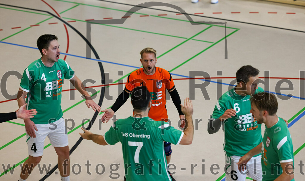 2022-11-12_010_TuS_Oberding_gegen_SC_Freising_II | Oberding, Deutschland, 12.11.2022:
Volleyball, Bezirksliga Ost 2022 / 2023, 7. Spieltag, TuS Oberding gegen MTV Pfaffenhofen II, Endergebnis: 3:2

Peter Koch (TuS Oberding, #4), Christian Sieracki (TuS Oberding, #7), Bernd Walter (TuS Oberding, #1), Oliver Pelz (TuS Oberding, #6)

Foto: Christian Riedel / fotografie-riedel.net