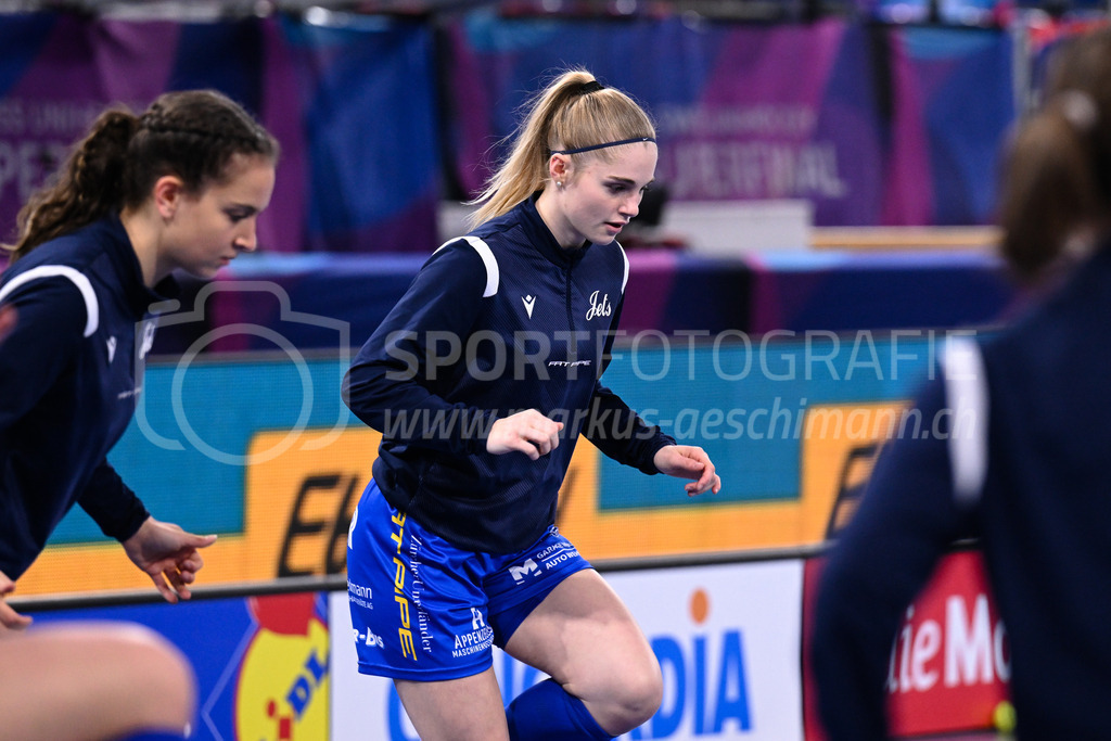 Kloten-Dietlikon Jets vs Skorpion Emmental Zollbrück - 15. April 2023 | Kloten-Dietlikon Jets vs Skorpion Emmental Zollbrück
Stimo Arena, Kloten
Leonie Wieland (#2 Kloten-Dietlikon Jets) beim Aufwärmen vor dem Spiel.
Bild: Sportfotografie Markus Aeschimann | www.markus-aeschimann.ch - Realisiert mit Pictrs.com