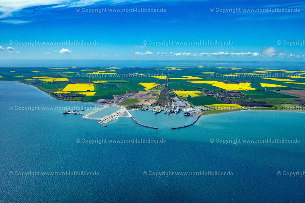 Fehmarn_Puttgarden_Fährhafen_ELS_4874150522 | FEHMARN 15.05.2022 Hafenanlagen des Fährhafens und Baustelle des Baus des Fehmarnbelt-Tunnels in Puttgarden auf Fehmarn im Bundesland Schleswig-Holstein, Deutschland. Weiterführende Informationen bei: DB Netz AG,  Deutsche Bahn AG,  Femern A/S. // Port facilities of the ferry port and construction site for the construction of the Fehmarnbelt Tunnel in Puttgarden on Fehmarn in the state Schleswig-Holstein, Germany. Further information at: DB Netz AG,  Deutsche Bahn AG,  Femern A/S. Foto: Martin Elsen