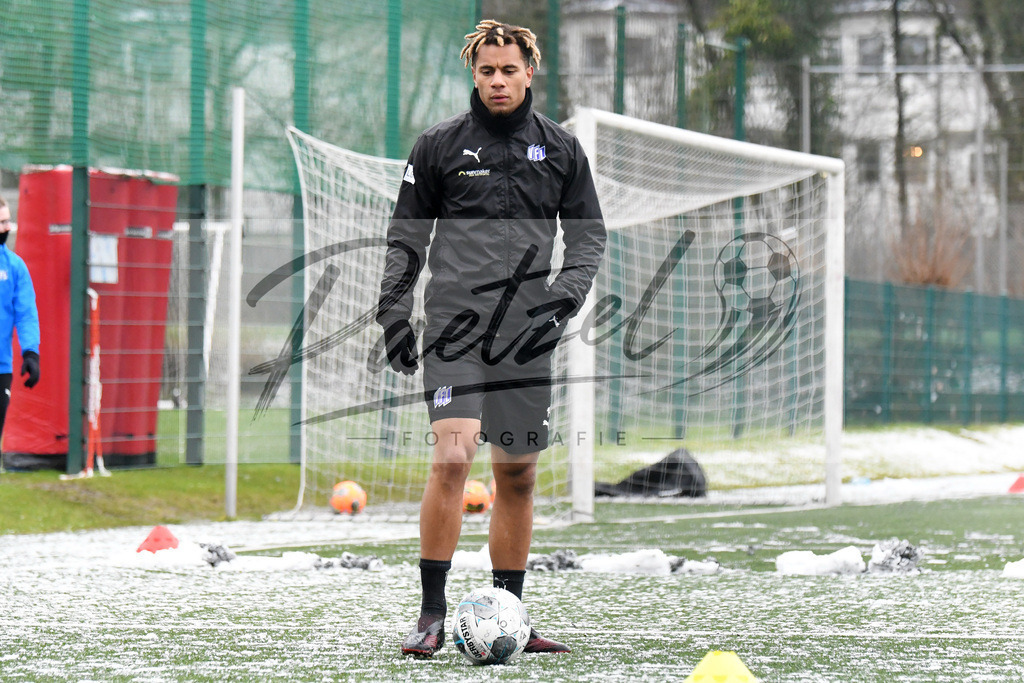 20200226_TRAOSN_0114 | Fussball, Herren: Etienne Amenyido (VfL Osnabrueck) in Aktion, am Ball, Einzelaktion waehrend der Trainingseinheit des VfL Osnabrueck im Sportpark Illoshoehe am 26.02.2020 in Osnabrueck, Deutschland. - Realisiert mit Pictrs.com