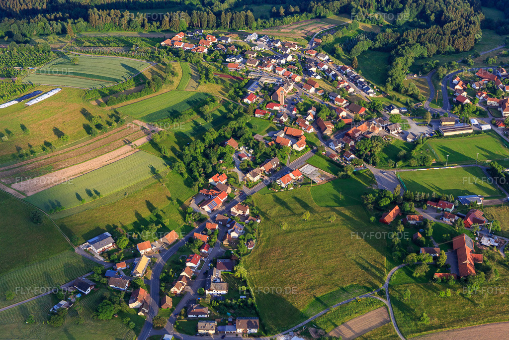 Luftbild: Dorfübersicht aus Nordwesten im Ortsteil Laudenberg in Limbach im Bundesland Baden-Württemberg in Deutschland. Foto: IMG_107579.jpg vom 02.06.2018 durch Werner Riehm/FLY-FOTO.de