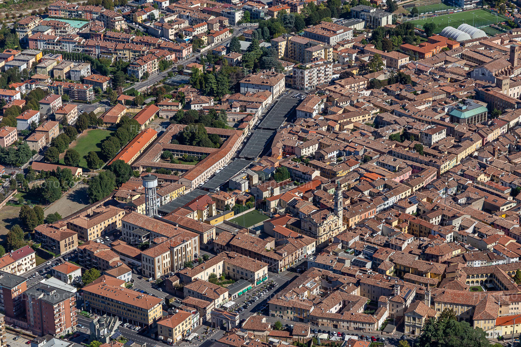 Aerial view: Mercato Coperto, Via Giuseppe Verdi in Crema in the state Cremona, Italy. – Photo: IMG_134415.jpg taken on 09/18/2022 by Werner Riehm/FLY-FOTO.com – Resolution of the original: 5424 x 3616 px