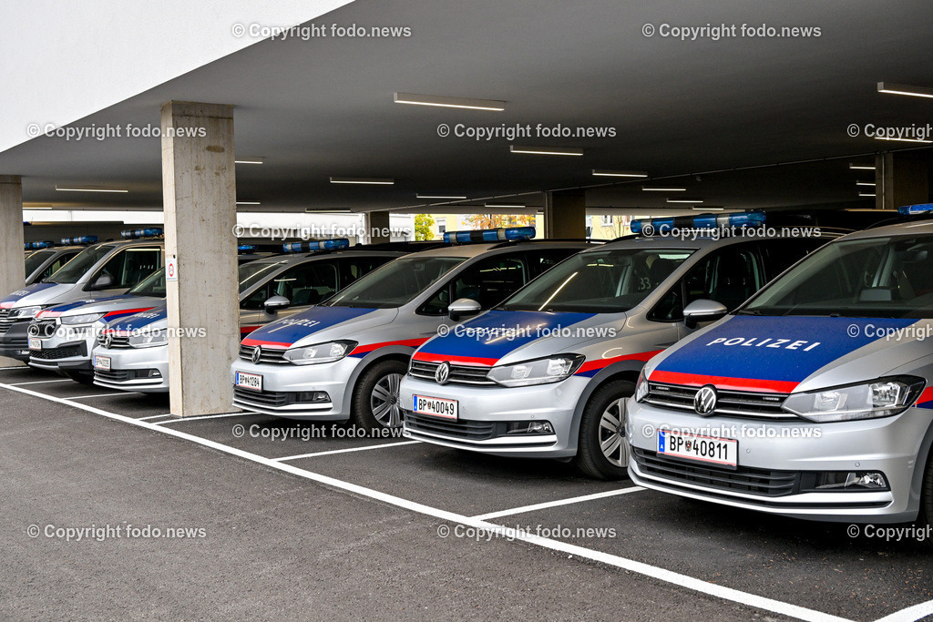 Landespolizeidirektion Ooe_ Pressekonferenz Sicherheitsbudget 2024_ 24.10.2023-22 | 24.10.2023, Landespolizeidirektion Oberoesterreich, AUT, Pressekonferenz Sicherheitsbudget 2024, im Bild Polizeiautos, Polizeifahrzeuge, Polizeibus, Einsatzfahrzeuge,  Blaulicht