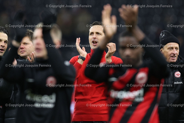 2023.12.20_sge_4215 | 20.12.2023 Fussball 1.Bundesliga 16.Spieltag Eintracht Frankfurt - Borussia Mönchengladbach v.l.,headoach, Trainer Dino Topmöller (Eintracht Frankfurt) bedankt sich bei den Fans, bedanken, Dank. Mannschaft nach dem Spiel, after the match bedankt sich bei den Fans, applauds the fans - Realisiert mit Pictrs.com