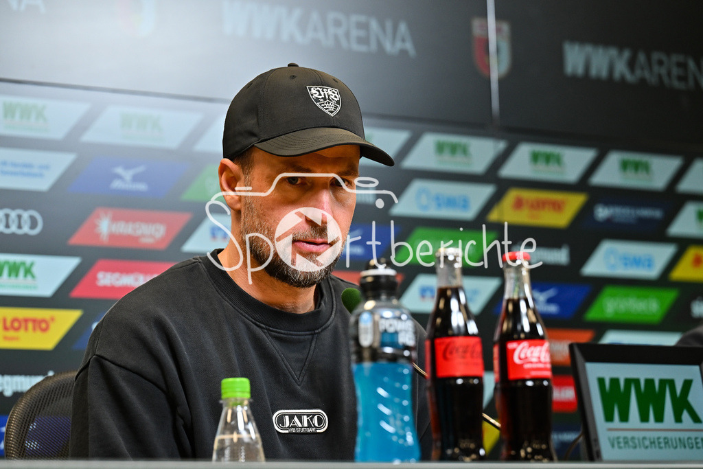 FC Augsburg - VfB Stuttgart | AUGSBURG, GERMANY - 22. MAERZ: im Bild Sebastian HOENEß Trainer VfB Stuttgart / Einzelfoto / Freisteller auf der Pressekonferenz nach dem Match zwischen dem VfB Suttgart und dem 1. FSV Mainz 05 am 20. Spieltag der 2. Frauen-Bundesliga in der MHP-Arena