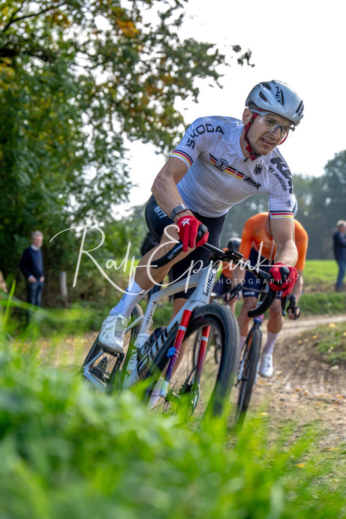Ralf Eppink Photography 20251012_DSC04351 | Sportfotografie, Eventfotografie, Porträtfotografie, Radsport Fotograf, Triathlon Fotograf, Düsseldorf Fotograf, Köln Fotograf, Actionfotografie, Teamfotografie, Peoplefotografie, Business Portraits, Veranstaltungsfotografie, Reportagefotografie - Realisiert mit Pictrs.com