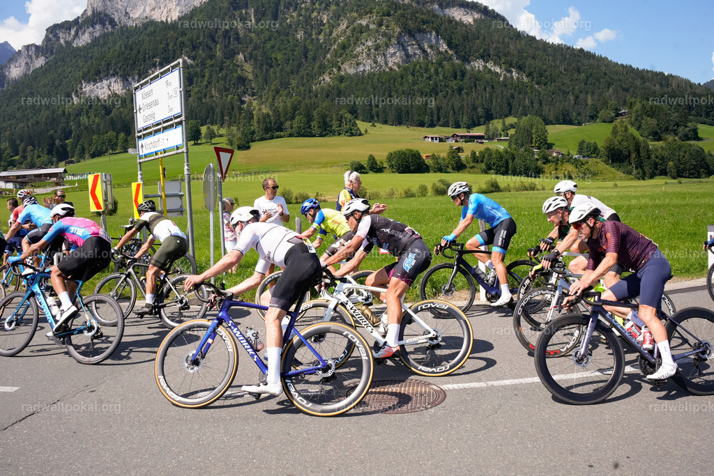 620_20230817_Bewerb_Maenner_Muehlanger | AUT - OESTERREICH, 2023-08-16: SPORT RENNRAD-FAHREN - 55. INTERNATIONALER RADWELTPOKAL IN ST. JOHANN IN TIROL  - Vintage-Radrennen mit WM-Bronze-Medaillen-Siegerin Christina Schweinberger, den Teilnehmer und Alexander Baumann (vom Orginastions-Team) - TAG 2 BEWERB MAENNER IN SECHS GRUPPEN  ; Foto: Roland Muehlanger