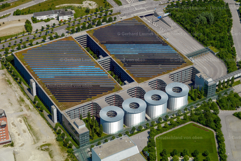 2810211 | Modernes Parkhaus an der Messestadt München-Riem