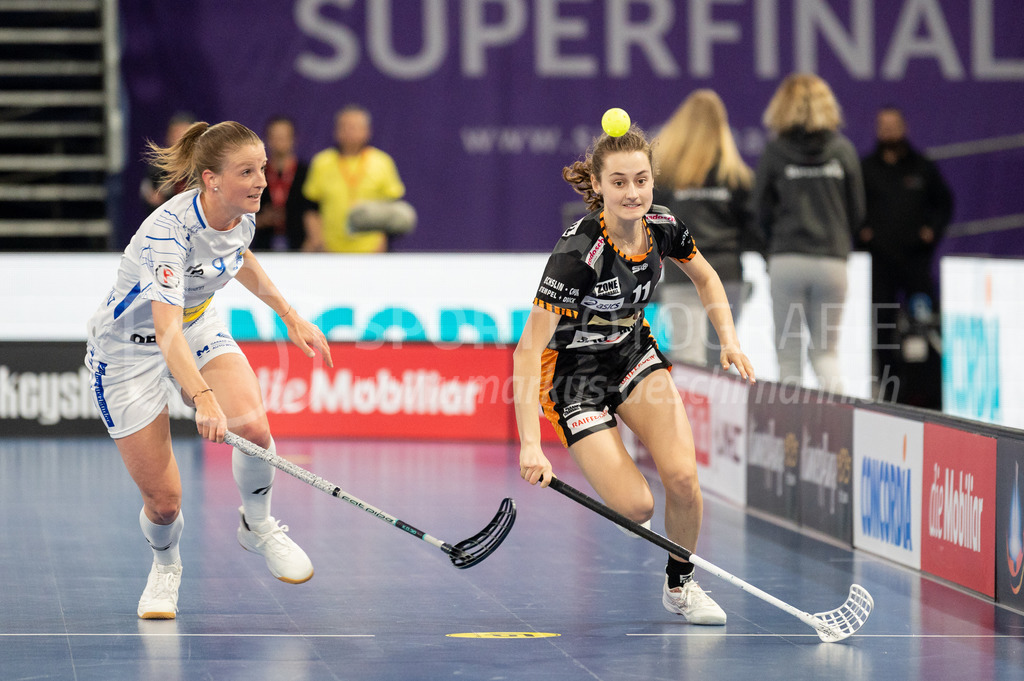 Piranha Chur vs Kloten-Dietlikon Jets - 23. April 2022 | Piranha Chur vs Kloten-Dietlikon Jets
Stimo Arena, Kloten
#9 Mirjam Hintermann (Kloten-Dietlikon Jets) und #11 Marcia Wick (Piranha Chur).
Bild: Sportfotografie Markus Aeschimann | www.markus-aeschimann.ch - Realisiert mit Pictrs.com