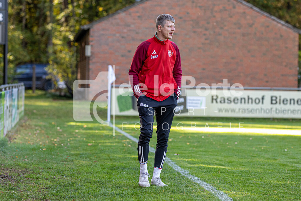 Sperber Veerßen - Voigt_ Fabian (Trainer)  vs SV Holdenstedt II 191025 dlP | immodelaporte-sportfotos - Realisiert mit Pictrs.com
