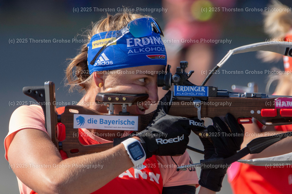 Deutsche Meisterschaften Biathlon 2018 | Deutsche Meisterschaften Biathlon 2018, Massenstart Frauen am 15.09.2018 in der DKB SKI ARENA in Oberhof, (Deutschland)

Bild: Vanessa Hinz vom SC Schliersee / Zoll (11) - Realisiert mit Pictrs.com