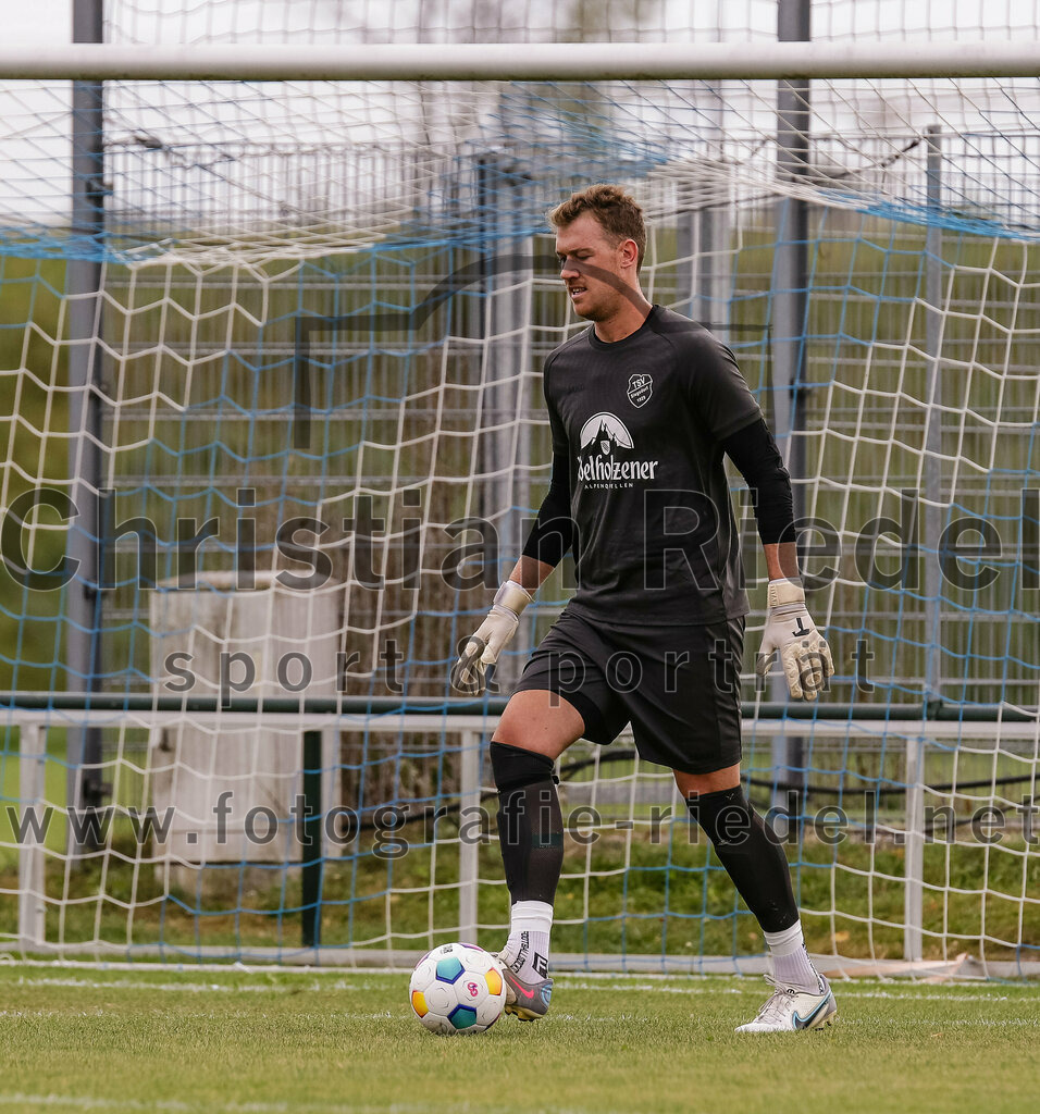 2023-10-14_083_FC_Langengeisling_gegen_TSV_Siegsdorf | Erding, Deutschland, 14.10.2023:
Fußball, Bezirksliga Oberbayern Ost 2023 / 2024, 13. Spieltag, FC Langengeisling gegen TSV Siegsdorf, Endergebnis: 3:0

Torwart Fabian König (TSV Siegsdorf, #1)

Foto: Christian Riedel / fotografie-riedel.net