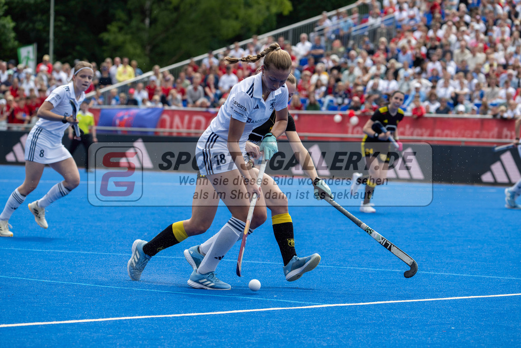 Final4_20250601-1244-Z09_4294 | Krefeld, Deutschland, 01.06.2025:  Feldhockey Final4 2025 – „Deutsche Feldhockey-Meisterschaften 2025“ Harvestehuder HTC - Düsseldorfer HC (Finale Damen) im Gerd-Wellen-Hockeyanlage am 01.06.2025 in Krefeld, Deutschland. (Foto von Kramhöller/Fehrmann/Kaste)Krefeld, Germany, 01.06.2025: Feldhockey Final4 2025 – „Deutsche Feldhockey-Meisterschaften 2025“ Harvestehuder HTC - Düsseldorfer HC (Finale Damen) in Gerd-Wellen-Hockeyanlage at 01.06.2025 in Krefeld, Deutschland. (Foto from Kramhöller/Fehrmann/Kaste)