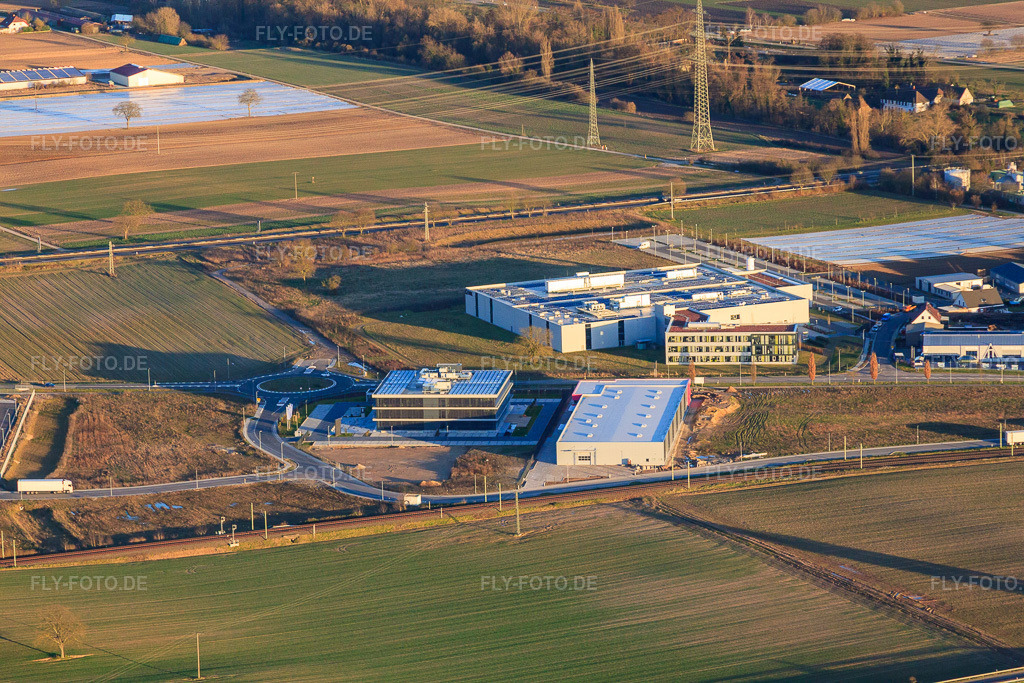 Luftbild: ITK Engineering GmbH im Gewerbegebiet Im Speyerer Tal in Rülzheim im Bundesland Rheinland-Pfalz in Deutschland. – Foto: IMG_62249.jpg vom 23.02.2014 durch Werner Riehm/FLY-FOTO.de – Auflösung des Originals: 4752 x 3168 px – ITK Engineering - Ihr Partner für Digital Engineering