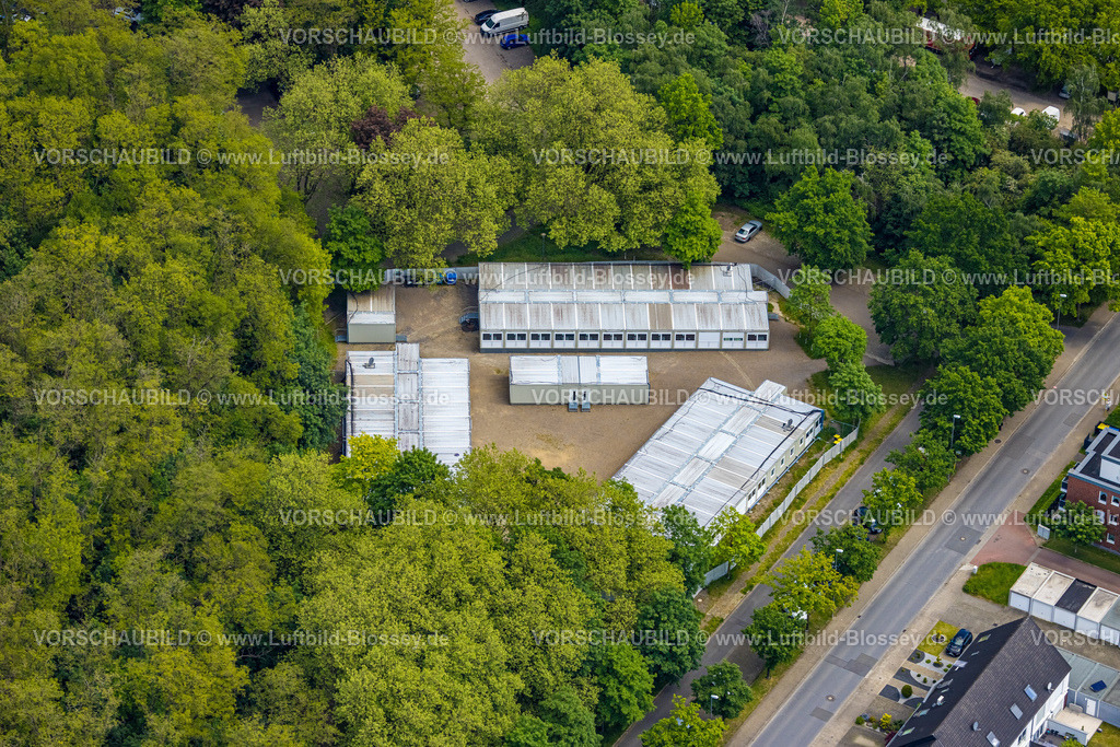 Gladbeck230510480 | Luftbild, Flüchtlingsdorf auf dem Festplatz, Halde Graf Moltke Steinstraße, Butendorf, Gladbeck, Ruhrgebiet, Nordrhein-Westfalen, Deutschland