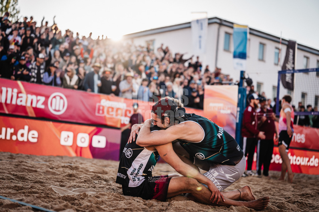 Beachvolleyball | Männer | Allianz German Beach Tour 2025 | Tourstop Berlin | 23.08.2025 | v.l. Eric Stadie-Seeber und Jannik Kühlborn jubeln nach dem Sieg
