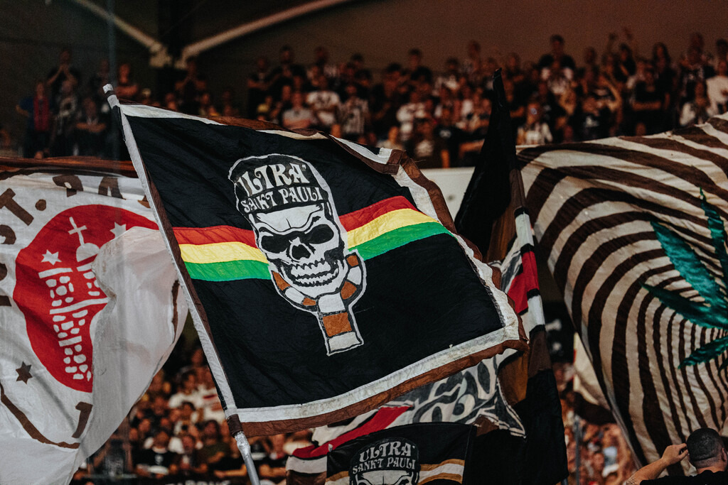 FCS06195 | Der offizielle Shop für FC St. Pauli Fotos. Wähle aus Spielszenen & Fanmomenten dein FCSP Wunschformat. Wir liefern Millerntor-Atmosphäre.