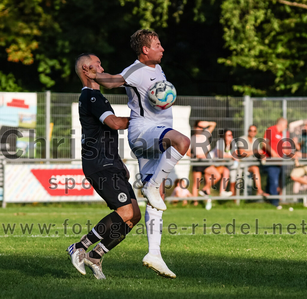 2023-07-18_104_FC_Herzogstadt_gegen_FC_Eitting | Erding, Deutschland, 18.07.2023:
Fußball, TOTO Pokal 2023 / 2024, 1. Spieltag, FC Herzogstadt gegen FC Eitting, Endergebnis: 2:4 n.E.

Maximilian Niedermair (FC Herzogstadt, #15), Benedikt Beierl (FC Eitting, #9)

Foto: Christian Riedel / fotografie-riedel.net