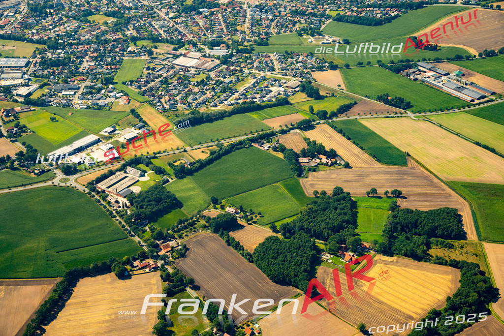 Aktuelles Luftbild von  Dinklage - Die Luftaufnahme wurde 2022 mittels UL-Flugzeug erstellt ( keine Drohne ) - hochauflösende Kamera-Systeme von  Canon -Beste Qualität - Für grossformatige Ausdrucke geeignet. Die Geschenkidee !