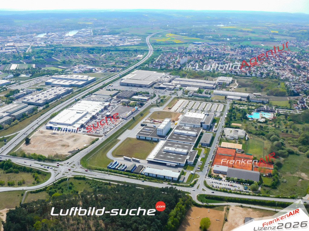 Die Luftaufnahme der Stadt Hallstadt wurde vom UL-Flugzeug heraus erstellt ( keine Drohne )- hohe Auflösung für beste Qualität