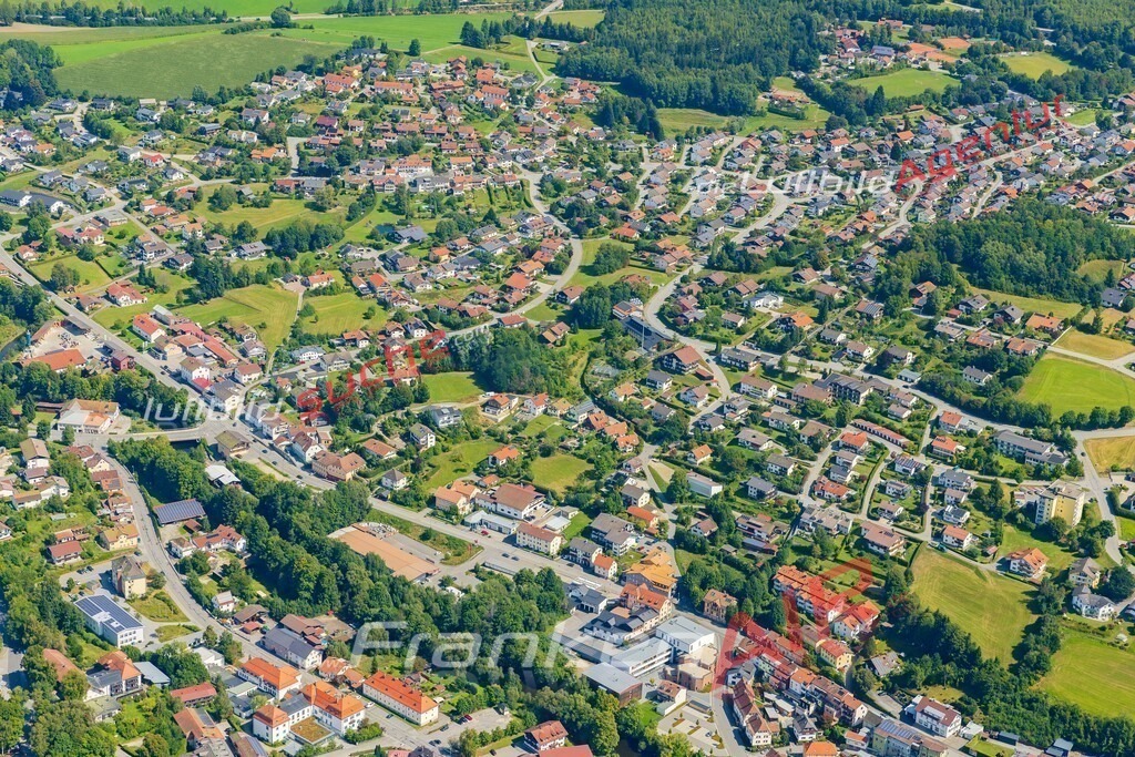 zwiesel-immobilien-fotos-5308-jahr-2025 | Luftaufnahme von Zwiesel - Die Luftaufnahme wurde 2025 vom UL-Flugzeug heraus erstellt ( keine Drohne ) - Hochauflösende Luftaufnahme - für professionelle Ausdrucke geeignet. Die Geschenkidee !Mit Lizenz und Bildrechte bestellbar