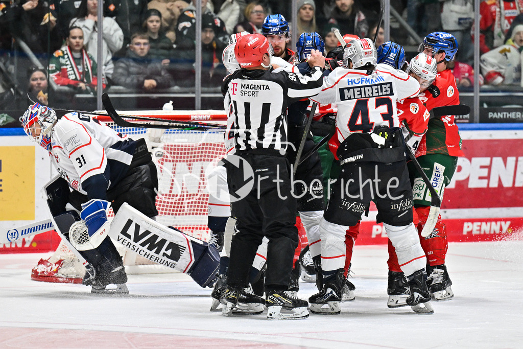 Augsburger Panther - Nürnberg Ice Tigers | AUGSBURG, GERMANY - 28. NOVEMBER: heiss her ging es im Derby zwischen Augsburg und Nürnberg / Fight / Faustkampf beim Ligaspiel zwischen den Augsburger Panthern und den Nürnberg Ice Tigers am 23. Spieltag der Penny DEL im Curt Frenzel Stadion