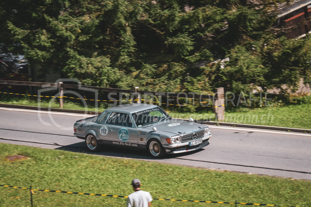 21. Arosa ClassicCar 2025 - 6. =September= 2025 | Christian Wolff aus Vilgertshofen (GER) in einem Mercedes Benz C107 aus dem Jahre 1981 mit Startnummer 112 am Arosa ClassicCar 2025 in der Kategorie Alpine Performance..@arosaclassiccar, @arosa.official, #arosaclassiccar, #arosa, #76curves, #classiccarBild: Sportfotografie Markus Aeschimann | www.markus-aeschimann.ch - Realisiert mit Pictrs.com