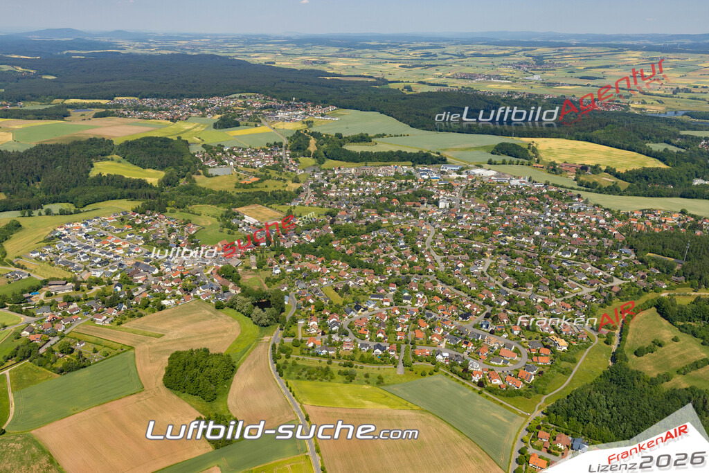 Das Luftbild zeigt : Scheuerfeld Coburg - Die Luftaufnahme wurde 2023 vom UL-Flugzeug aus erstellt ( keine Drohne ) - Hochauflösende Luftaufnahme - Für grossformatige Ausdrucke geeignet. Die Geschenkidee !Mit Lizenz und Bildrechte bestellbar