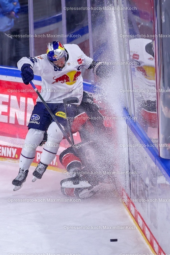 KEC28012501016 | 28.01.2025, Eishockey, DEL, Kölner Haie - EHC Red Bull München, Spieltag 41, Lanxess-Arena Köln: Patrick Hager (EHC München #52) rammt im Zweikampf gegen Brady Austin (Kölner Haie #57) gegen die Bande. 