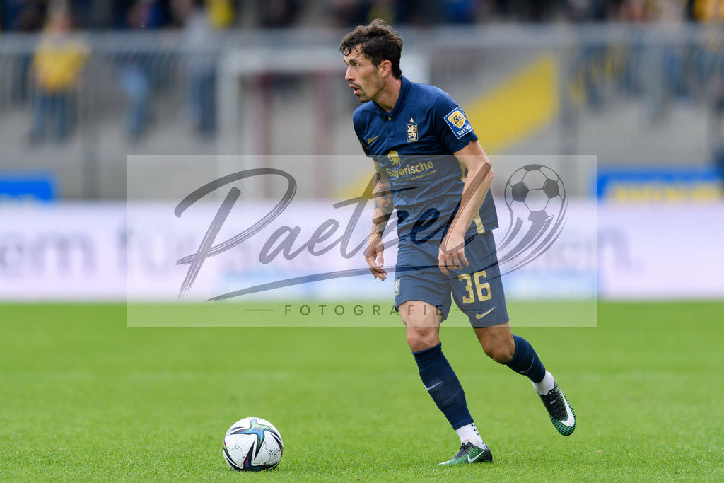 EBSTSV20210828_156 | Fussball, Herren: Phillipp Steinhart (TSV 1860 Muenchen) in Aktion, am Ball, Einzelaktion beim Spiel der 3. Liga zwischen Eintracht Braunschweig und TSV 1860 Muenchen im Eintracht-Stadion am 28.08.2021 in Braunschweig, Deutschland.DFB / DFL REGULATIONS PROHIBIT ANY USE OF PHOTOGRAPHS AS IMAGE SEQUENCES AND/OR QUASI-VIDEO. - Realisiert mit Pictrs.com