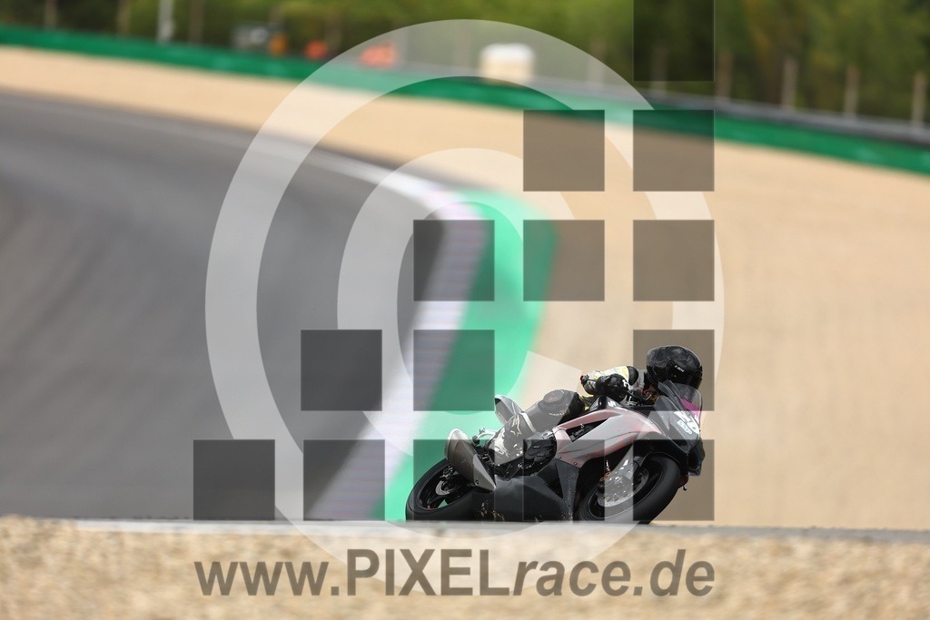 0212-20250830_08105 | Schöne Erinnerungen an spannende Momente - das festzuhalten ist unser Job. PIXELrace.de ist seit 2003 auf den Rennstrecken Europas unterwegs um die Action draußen beim Fahren und die wunderbare Stimmung imm Fahrerlager für euch einzufangen.