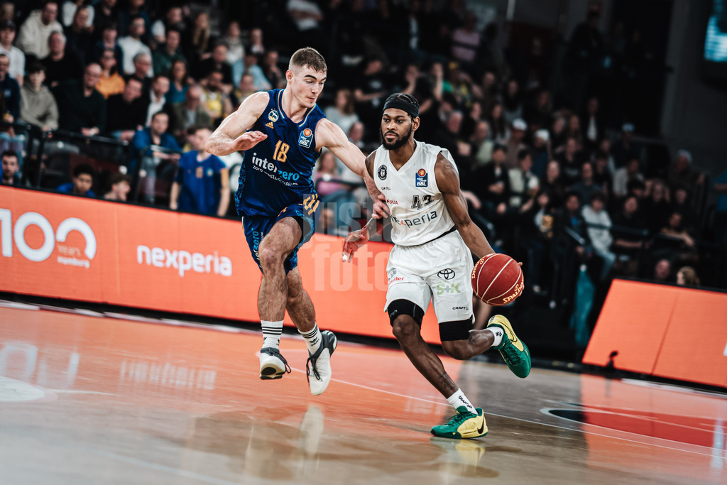 Basketball | Männer | Saison 2023/2024 | easyCredit Basketball Bundesliga | Veolia Towers Hamburg vs. Alba Berlin | 17.04.2024 | Aljami Durham (#42, Veolia Towers Hamburg) will vorbei an Ex-Towers Spieler Ziga Samar (#18, Alba Berlin)