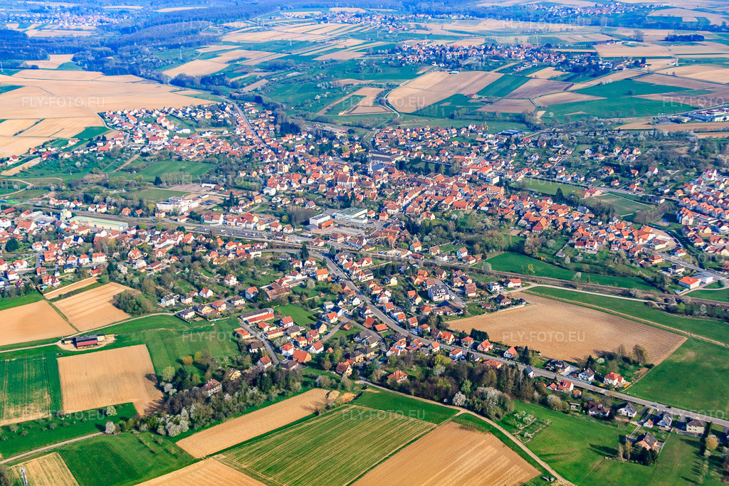 Vue aérienne: Vue de la ville depuis le sud à Soultz-sous-Forêts dans le département Bas Rhin, France – .Photo: IMG_63808.jpg prise le 30/03/2014 par Werner Riehm/FLY-FOTO.eu – Résolution de l'original: 4752 x 3168 px