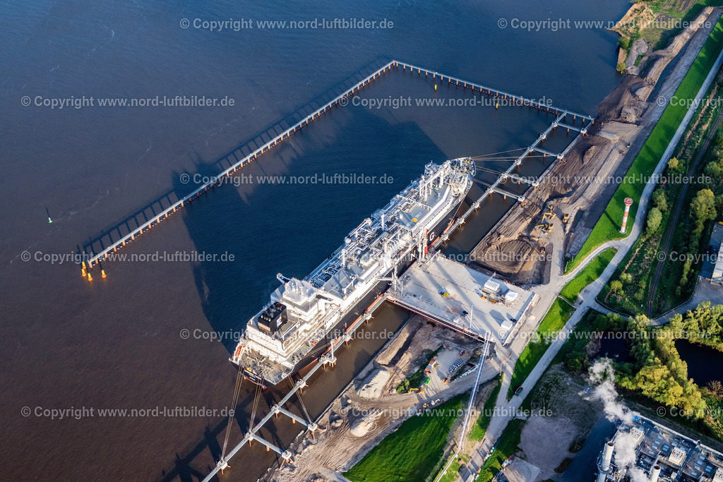 Stade_LNG_Terminal_LNG_Schiff_Energos_Force_ELS_1411140424 | STADE 29.04.2024 Wasserbrücke mit Leitungssystemen des LNG Erdgas und Flüssiggas- Terminal und Entladekai mit anlegenden Spezialschiff "Energos Force" (früher "Transgas Force") am Ufer des Flußverlaufes der Elbe im Ortsteil Bützfleth in Stade im Bundesland Niedersachsen, Deutschland. Weiterführende Informationen bei: Dow Deutschland Anlagengesellschaft mbH,  TRINSEO. // Water bridge with pipeline systems of the LNG natural gas and liquid gas terminal and unloading quay with the special ship "Energos Force" (formerly "Transgas Force") docking on the banks of the Elbe in the district of Buetzfleth in Stade in the state Lower Saxony, Germany. Further information at: Dow Deutschland Anlagengesellschaft mbH,  TRINSEO. Foto: Martin Elsen